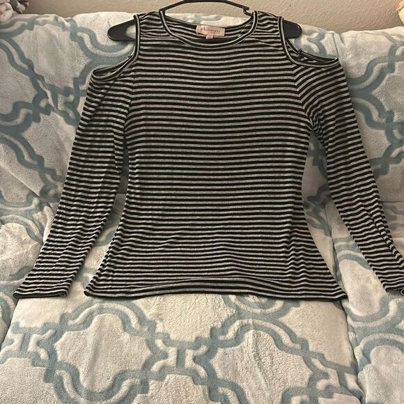 ***** 5 for $25 Philosophy Cold Shoulder Top - Picture 1 of 4